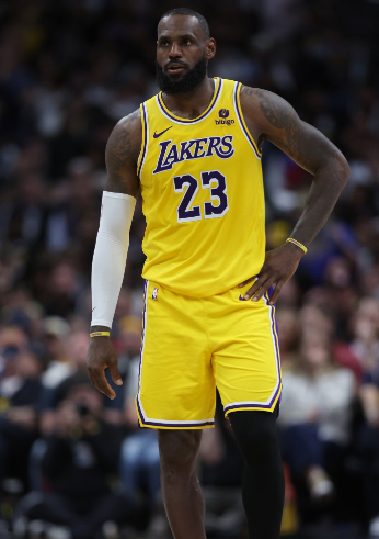 詹姆斯：防守容易走神。下快攻是把双刃剑。坏的一点就是防守回合结束以后不管拿没拿到