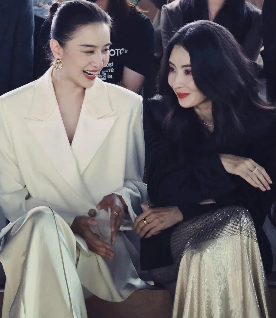 北京商务活动这组同框照，
刷到的人谁没多瞅两眼？

45岁张柏芝和44岁宋佳