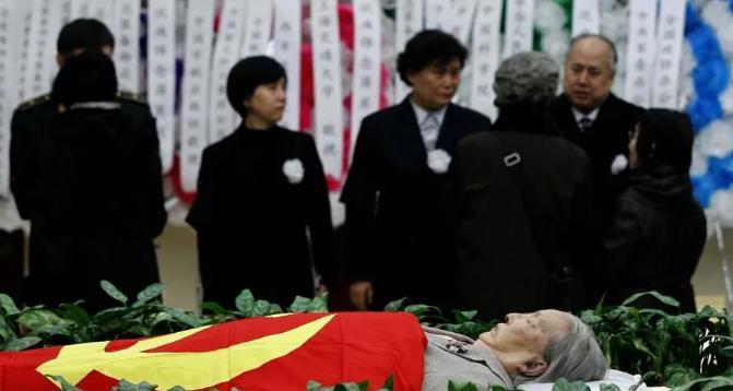 2012年，蒋英病逝后，罕见的遗容，从照片中我们可以看到，她躺在绿植丛中，身上的