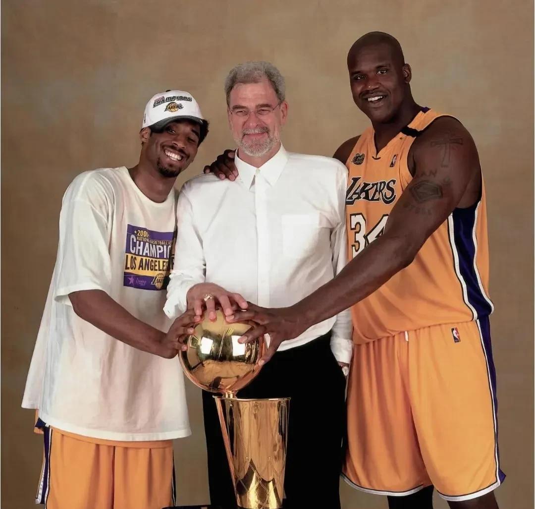 三连冠真核只有鲨鱼！
科比再强，那三年也只是副手。
00年总决赛，奥尼尔场均38