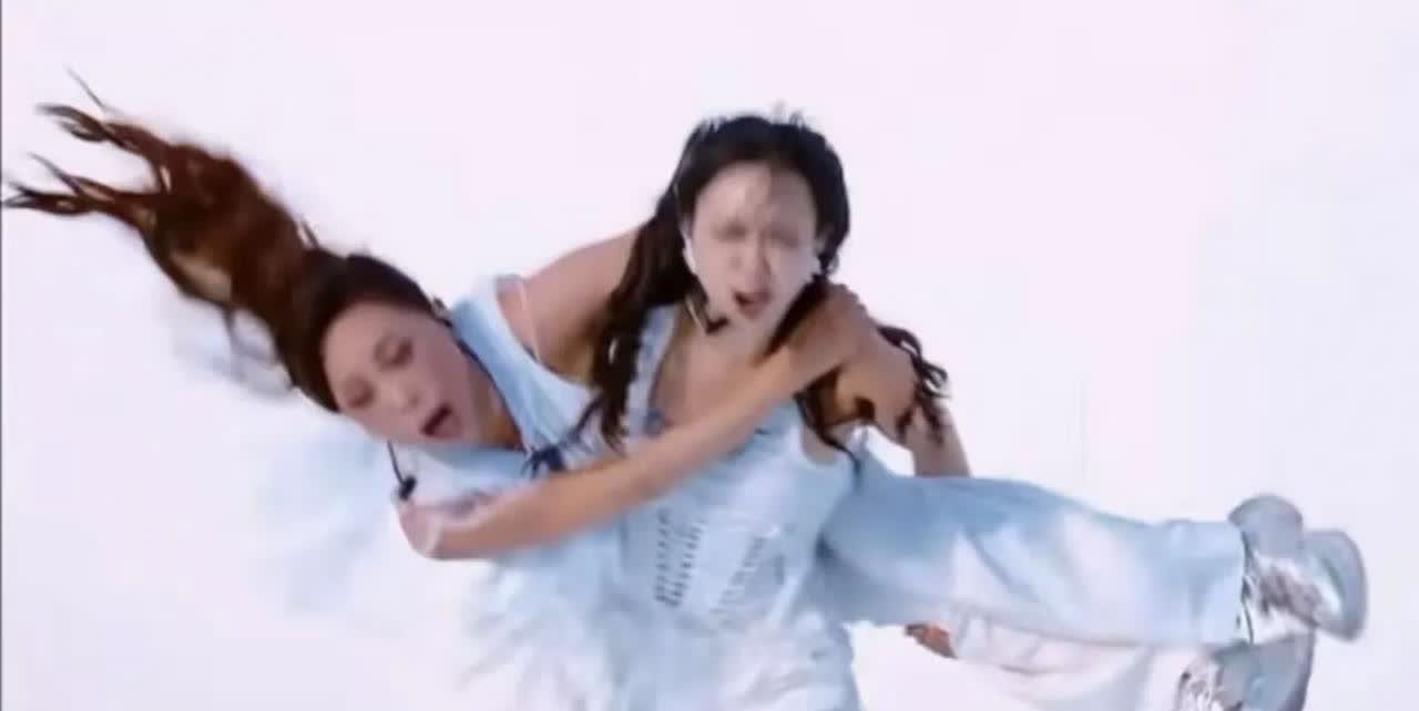 邓萃雯
老娘一辈子没见过的这样的女人[尬笑]
浪姐公演结果出来，真的是不到最