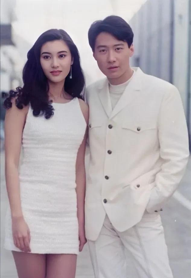 1993年，李嘉欣与黎明年轻时的留影旧照，年轻时候的李嘉欣美丽动人，黎明帅气逼人