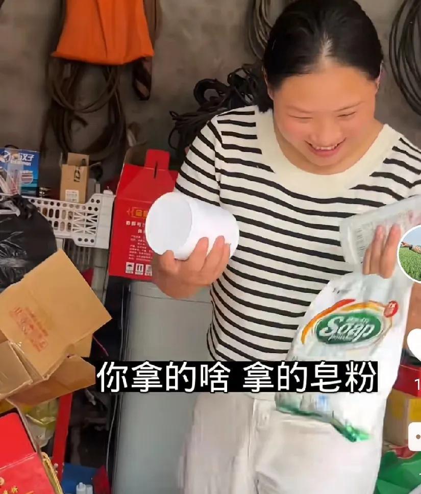 鹏妈大嫂家的胖二闺女，幽默搞笑惹人爱，一句“我来偷点东西”，把大嫂给逗乐了！
大