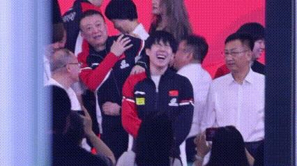 马琳是真的受伤了，是不是骨折不知道，看着伤得不轻，站着都生怕别人碰到他。[捂脸]
