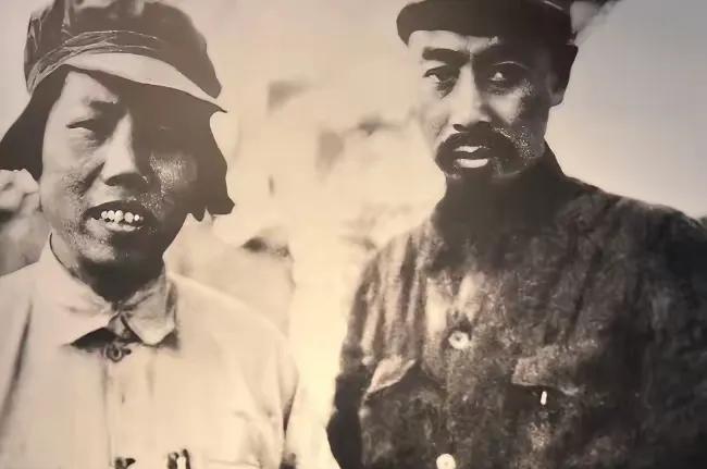 珍贵的一张老照片。
1935年，周恩来和邓颖超历经两万五千里长征到达陕北时的照片