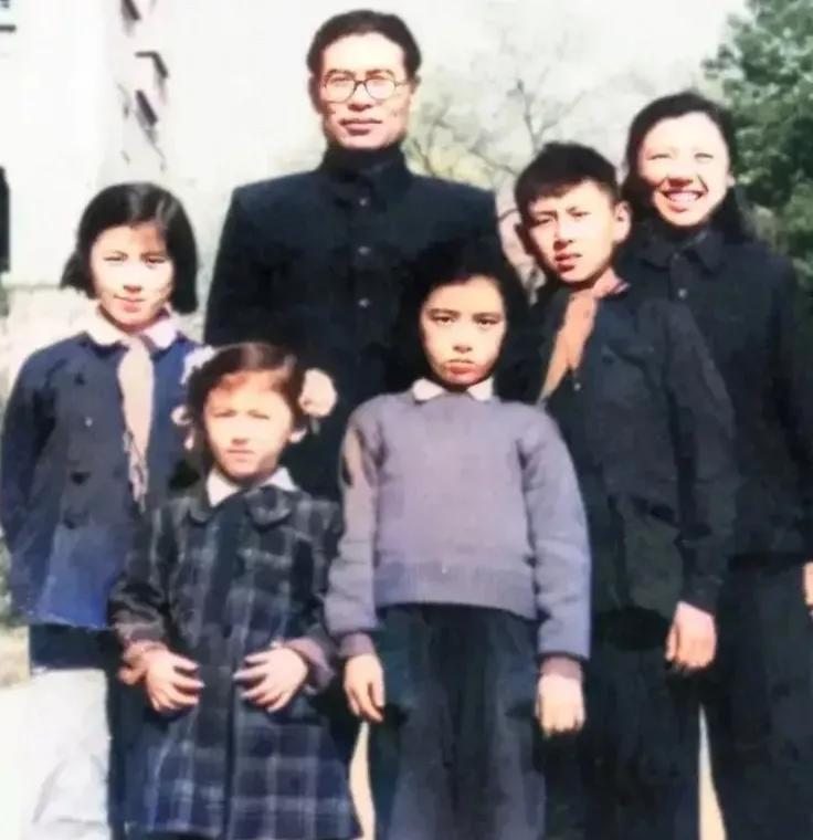五十年代，高岗与家人在一起，温暖又温馨，其乐融融，合影留念，永恒的回忆！