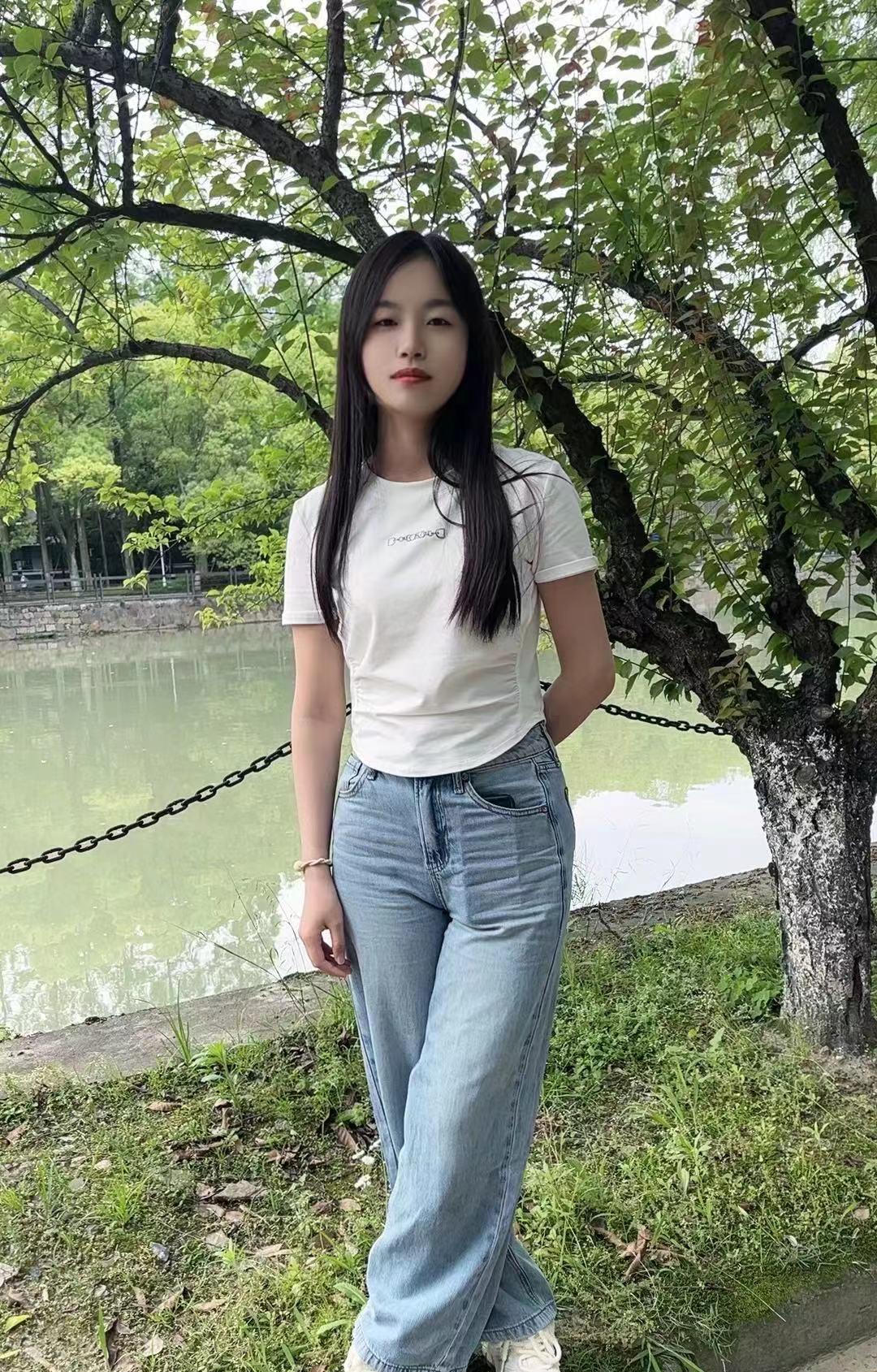 站在湖边树下，风吹过，凉爽舒适。