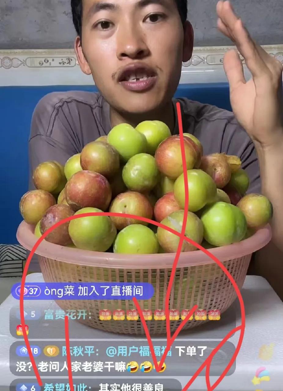 小勇今晚直播卖货，直播间涌入千人，人气爆棚。



有人称赞小勇和小七为人善良淳