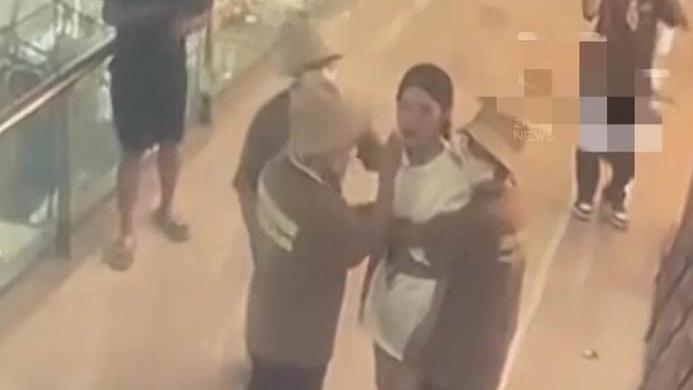 湖南襄阳商场店员遭咸猪手骚扰，店长一记擒拿引爆全网喝彩