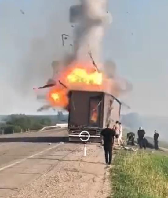 在乌克兰使用无人机袭击俄罗斯境内数个轰炸机机场的过程里，有一些俄罗斯民众的行为是