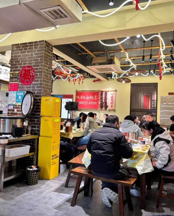 我堂哥开了一家饭店，雇佣了一对小夫妻，男的是厨师，女的当服务员。
男的薪水为70