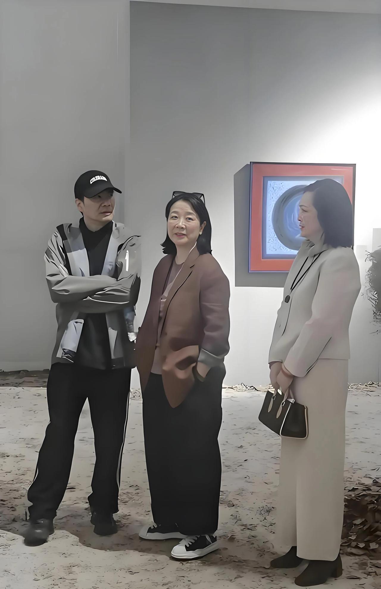 #明星#
哎呦，变化真是太大了。中间这位影视女星，若是不仔细看，你还别说，真是快