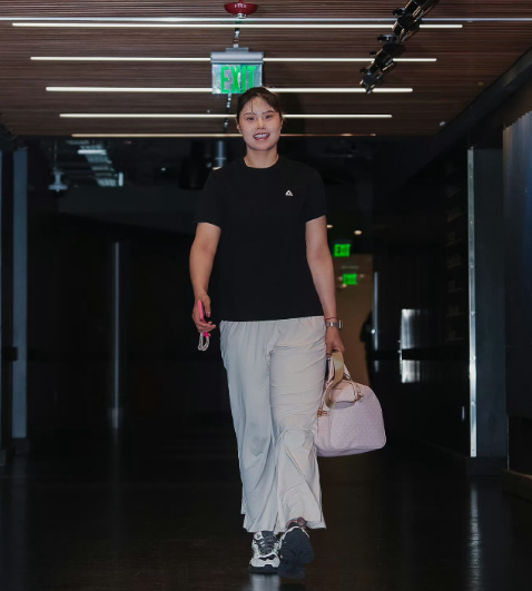 李月汝投进三分打开局面

WNBA常规赛，中国球员李月汝效力的达拉斯飞翼客场挑战