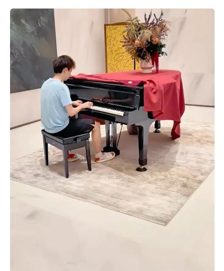 #被林高远弹钢琴吸引住了# 
汕头明润队员李艺杰更新社媒，被@Eric-林高远 