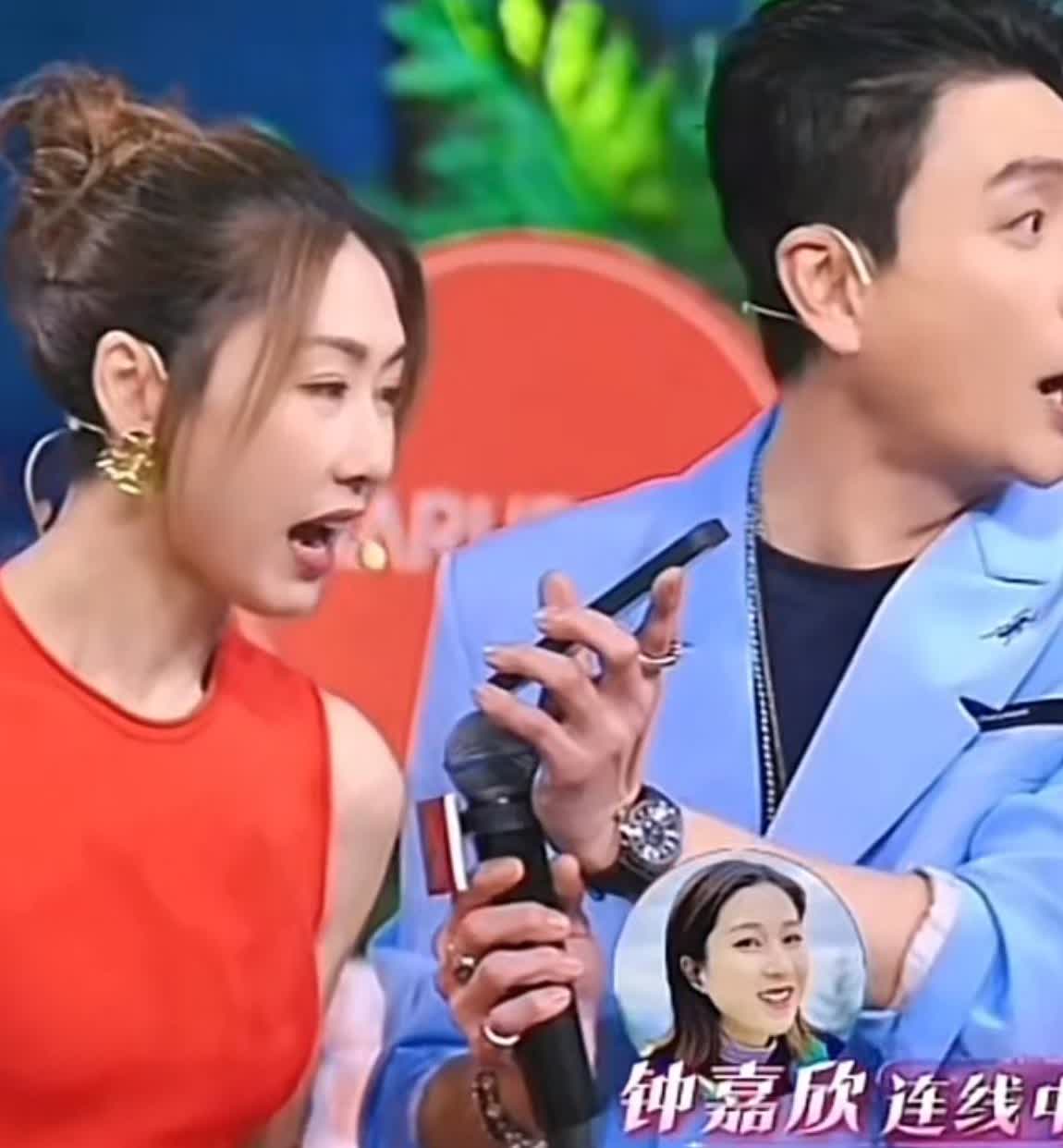 黄宗泽最心酸的场面诞生了！
黄宗泽跟胡定欣在节目上打电话给钟嘉欣，胡说跟她月底