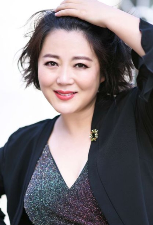 2003年，王茜华与老公周京请朋友吃饭。结完帐后，周京当着众人的面说：“我们说好