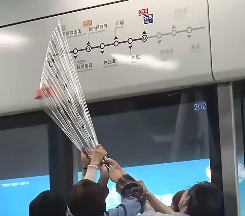 更换地铁站名，四个人去撕一个广告膜，一个人的活，非得四个人上，加上拍照的，最少也
