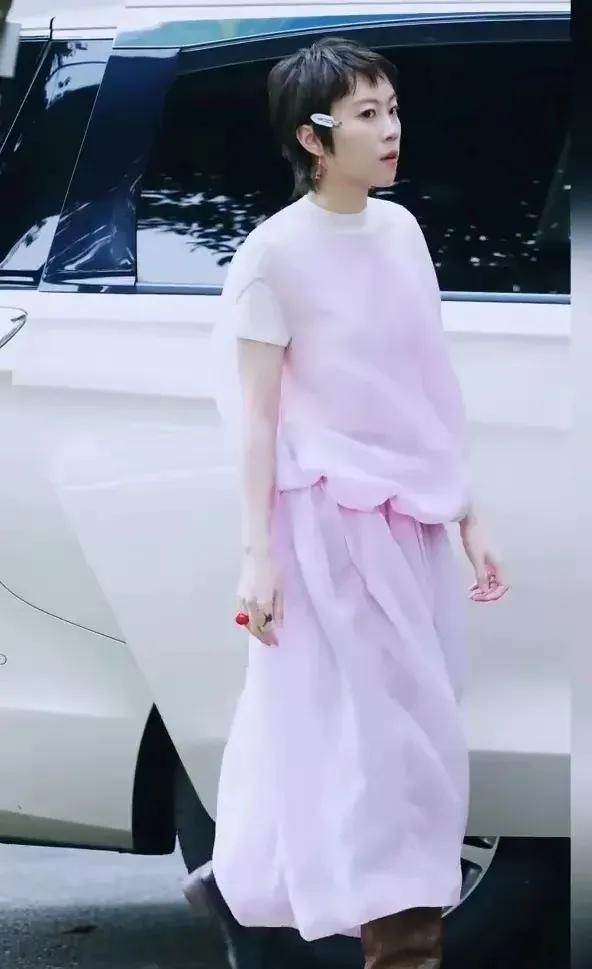 王菲大女儿上班照流出！粉裙造型青春靓丽，神似妈妈的笑容绝了！