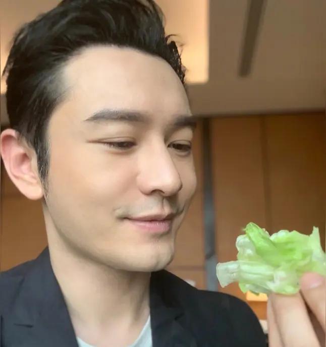标题是围绕“黄晓明身形利落纤瘦，整个人清”这一描述创作的文章片段，既保留了核心意