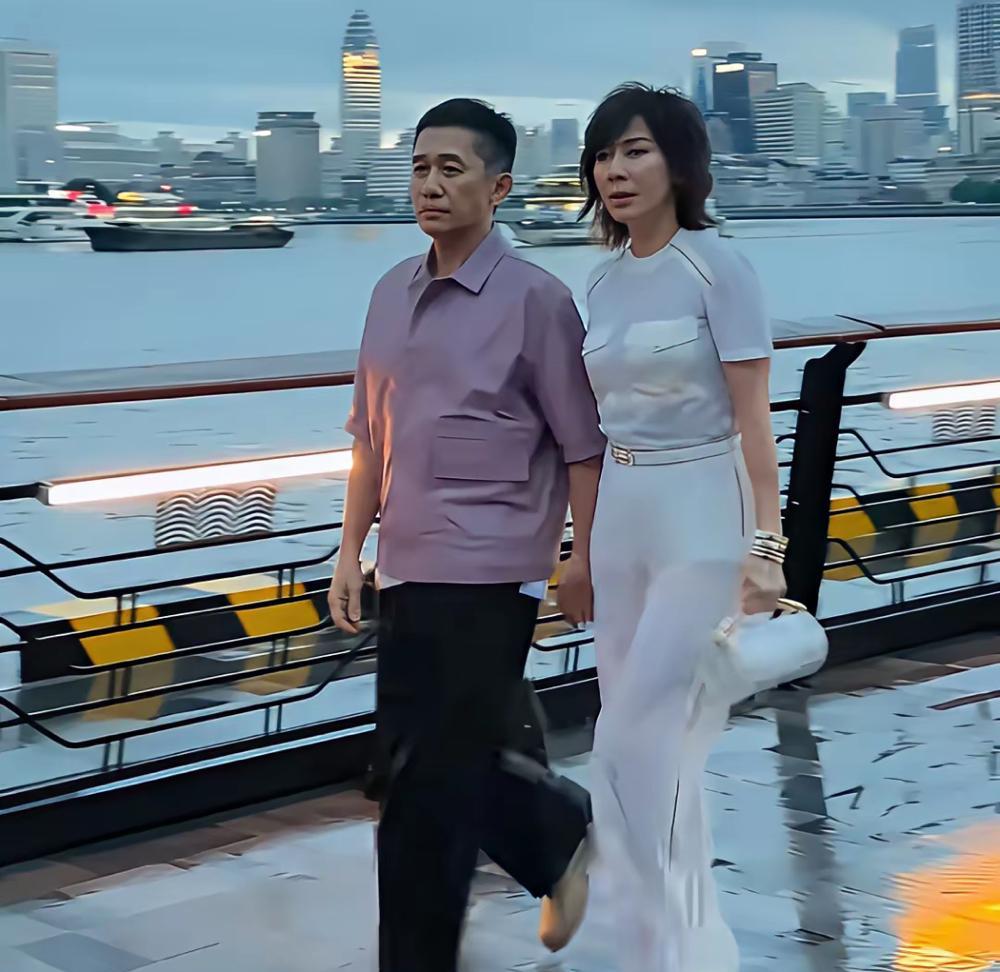 梁朝伟和刘嘉玲的婚姻，估计一般人难以理解。你说他俩感情好吧，可是却长期两地分居，