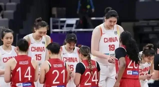 女篮主教练宫鲁鸣曾带队员去了韶山接受红色教育，他说：“当年条件那么艰苦，先辈们都