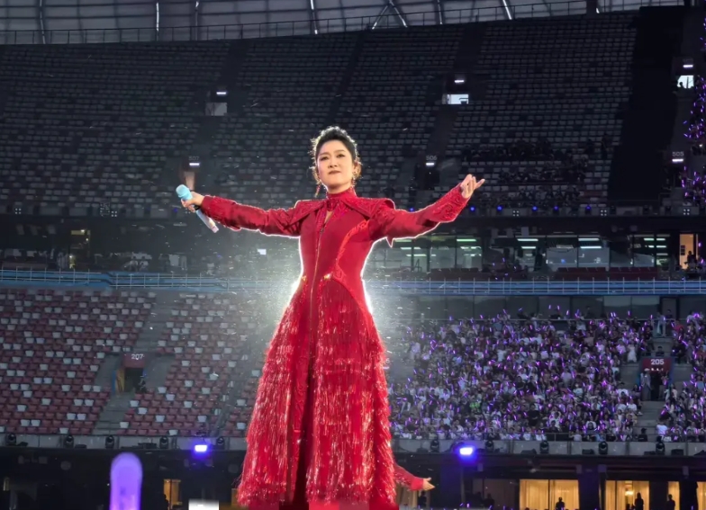 为什么凤凰传奇的歌土气，但演唱会门票大卖？抢都抢不到。
因为他们的歌律动强，演唱
