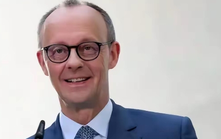 德国在当前国际局势中的摇摆不定，确实让人对其外交策略产生了疑问。德媒曾发出过类似