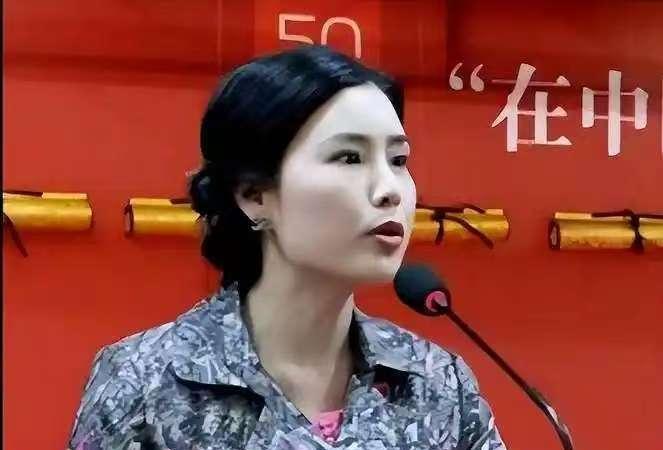 国内套现7个亿后，她露出了身后的美国国旗，整个家族套现了20亿。在国内套现7个亿