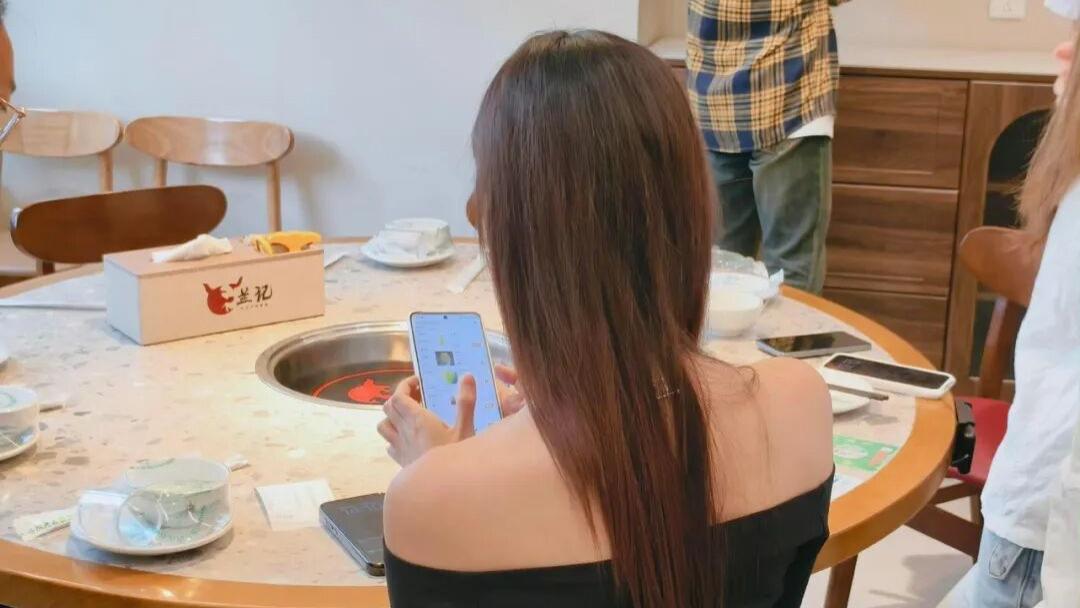 路人拍的女明星竟然这么瘦？“海大壮”紫薇是我对海陆最大的误解！