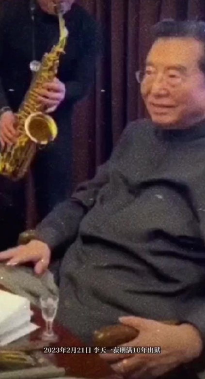 86岁李双江和老婆梦鸽现身新疆昌吉市羊头村，受到当地餐饮老板的热烈欢迎，好多干部