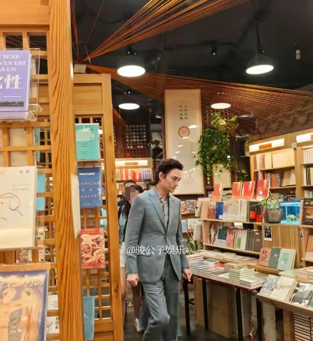 演员王凯近日在某书店现身，他身着浅蓝色西装，造型帅气有型，儒雅而绅士。不过，他的