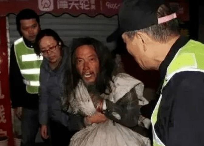 2020年，上海警方在一个废弃茅房里，发现了一个衣不蔽体，浑身脏臭的流浪汉，当警