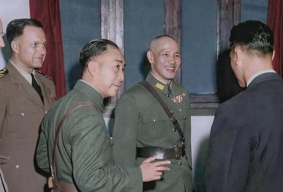 1945年12月，戴笠在北平邀请五十个汉奸吃饭，待众人到齐后，戴笠说：现在公布逮