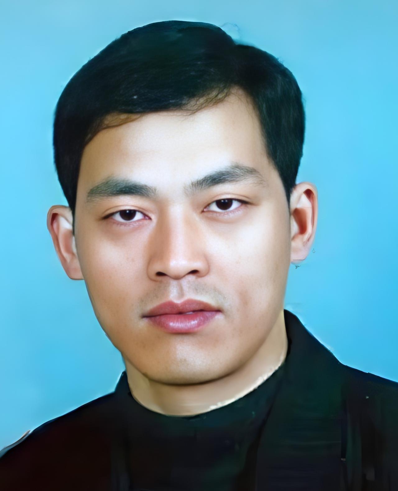 1997年8月15日，37名公安、武警秘密潜入了龙合村，准备逮捕“神枪手”悍匪万