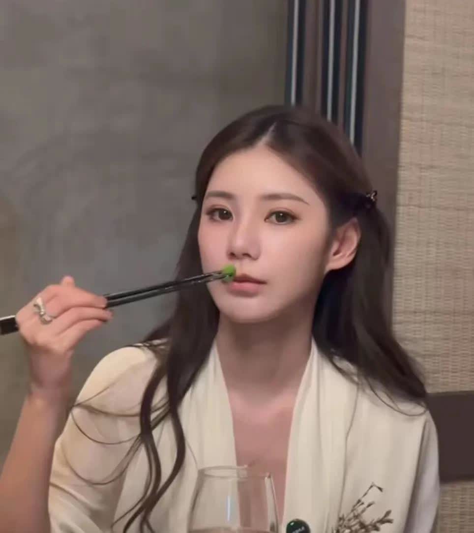 有网友说
马筱梅对孩子的爱
只是流于表面罢了

不然她自己就会叫停婚礼

