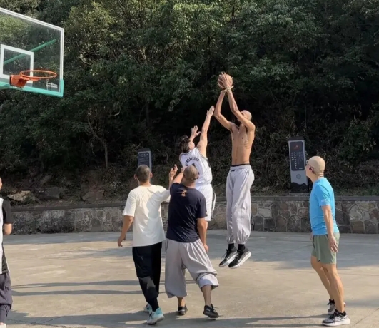 文班亚马跳起来出手点跟篮筐平齐，我的天呐。