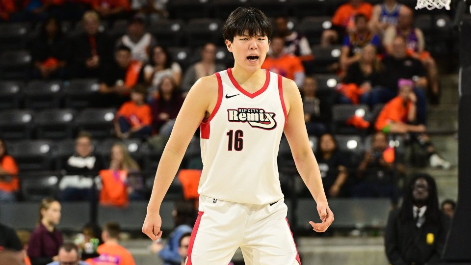 杨瀚森21分创纪录，赛后谈“试错”与定位，美国网友评论太真实