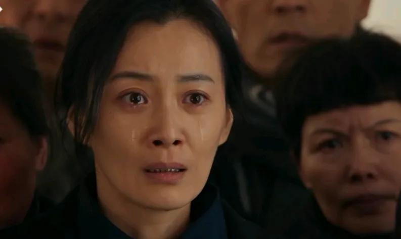 《以法之名》第11集预告，郑雅萍和洪亮一致认为乔振兴是被人害S的，所以郑雅萍马上