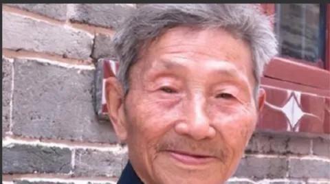 [微风]1979年，老红军为证明身份只身来到北京，门卫不让老人进门，谁知老人却突