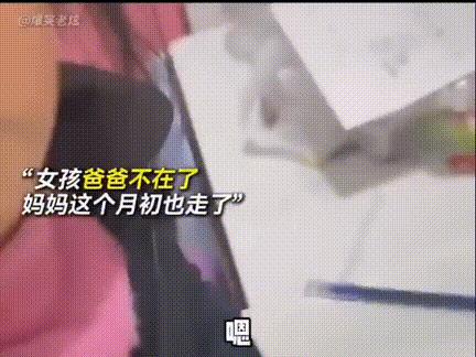 泪目了！长兄为父具象化了！
女孩趴在茶几边心情低落，哥哥看到后小心询问：“萱萱，