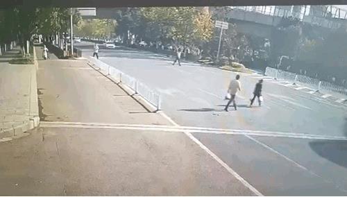 抱着孩子还敢这样过马路，她以为马路是自家后花园呢，后悔也来不及了。
你看这家长，