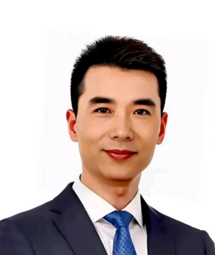 他是央视最帅的主持人，如果央视要评选最帅的主持人，一定是非他莫属，尽管央视有很多
