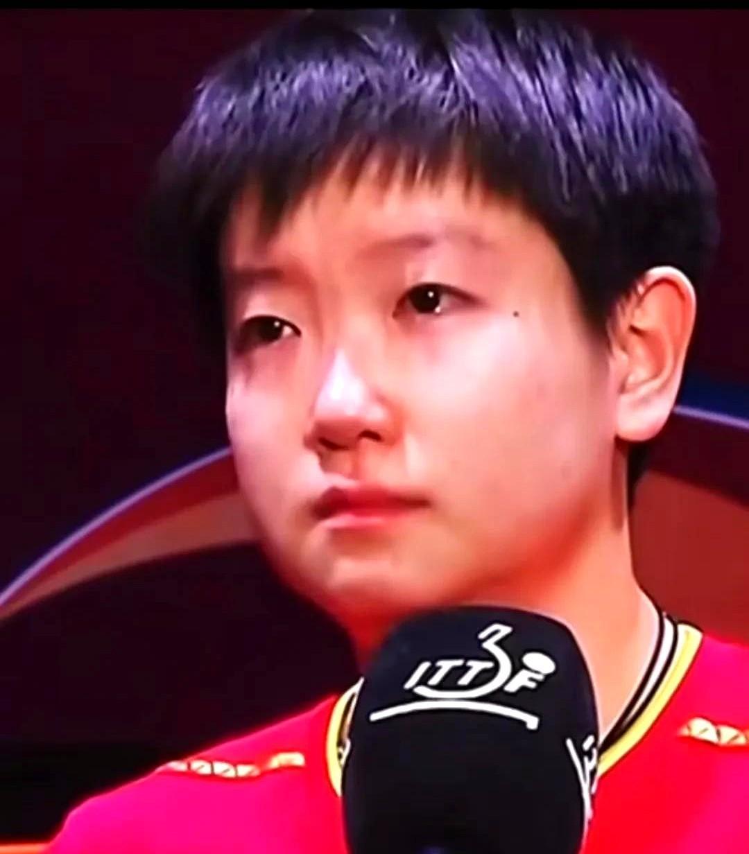 昨天孙颖莎和王曼昱的决赛过程中，观众席有人骂孙颖莎脏话。
孙颖莎还是顶住压力赢得
