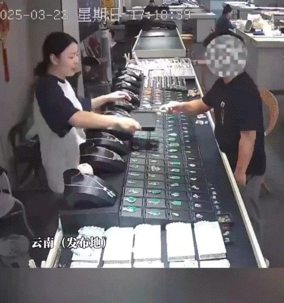 一男子拿着一个玉手镯到首饰店让店员给他看看，于是店员便拿出一个盘子，让男子将玉镯