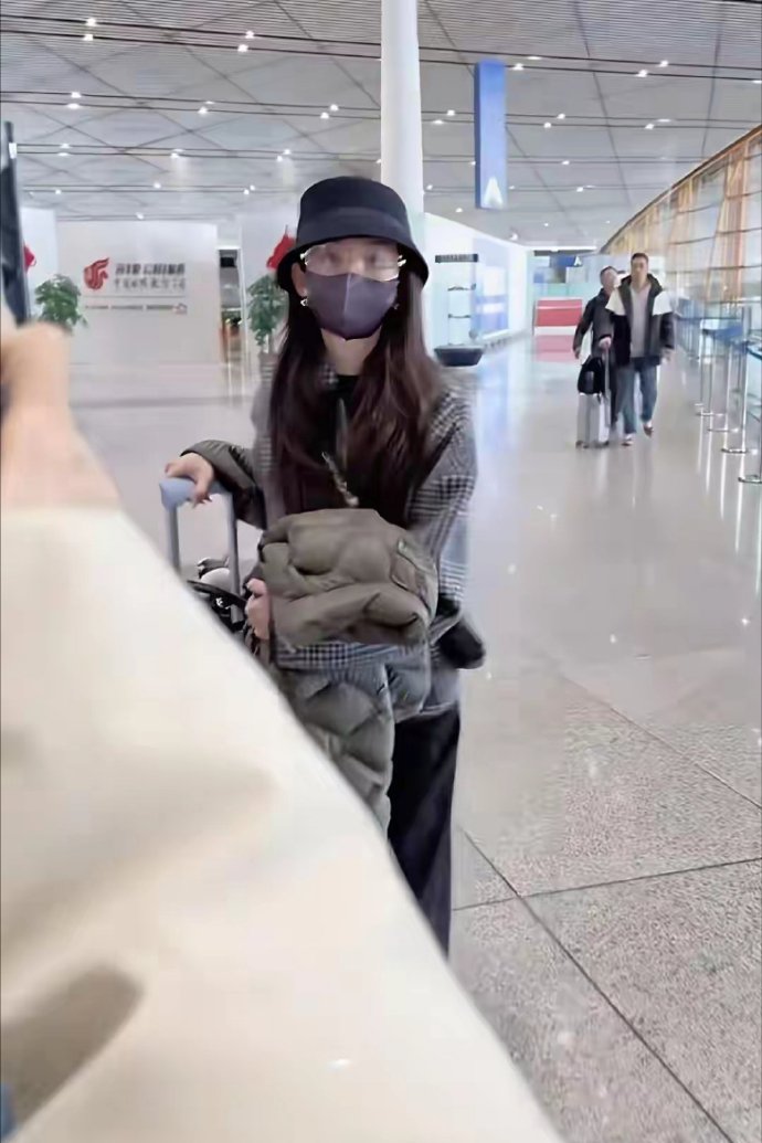 27岁宋祖儿机场被偶遇 瘦小身材太单薄 目测体重不足80斤 ​​​