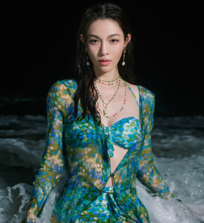 钟楚曦湿发泳池照 宛如神秘美人鱼的惊艳瞬间