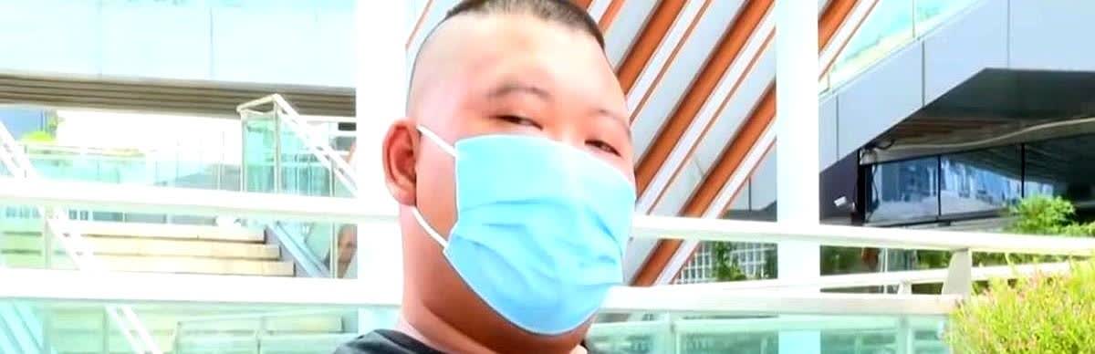 离了个大谱 近日重庆一位27岁的工地小伙认识了一位38岁的已婚女子，两个人从网恋