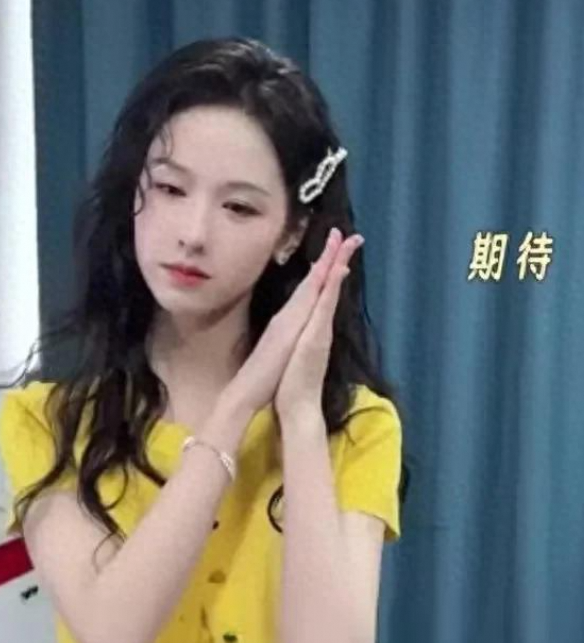 陈都灵vlog来袭!亮黄色上衣点亮屏幕 元气少女感爆棚