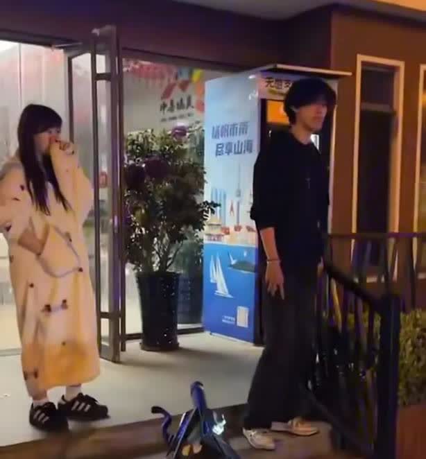 青岛情侣偷外卖，被全城外卖员围堵
 
5月21日晚上，山东青岛发生了一件离谱