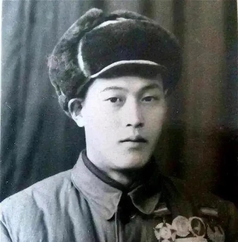 1952年，志愿军张文荣被美军策反，乘坐美军飞机准备潜入我军阵营，在跳伞前一秒，